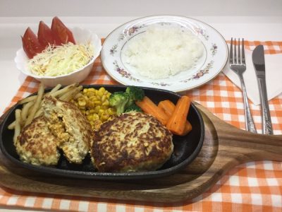 鶏肉と豆腐のカレーハンバーグ